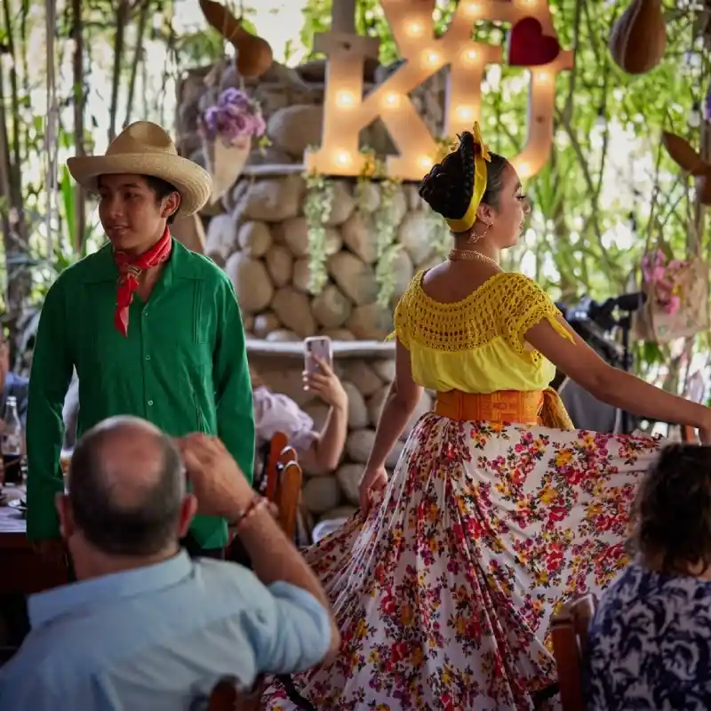 Danzantes con vestimenta tradicional de la región realizando una presentación cultural en vivo en Restaurante Nakú, ícono gastronómico del Alma Totonaca en Explora Veracruz.