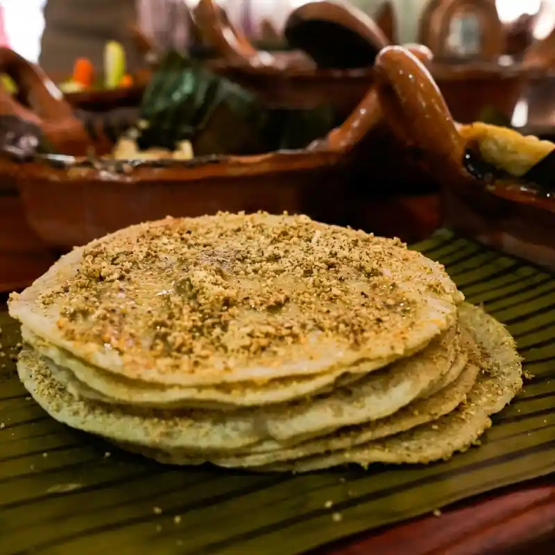 Plato de empipianadas totonacas elaboradas con tortillas de maíz recién hechas y salsa de pepita de calabaza tostada en Restaurante Nakú, especialidad del Alma Totonaca en Explora Veracruz.