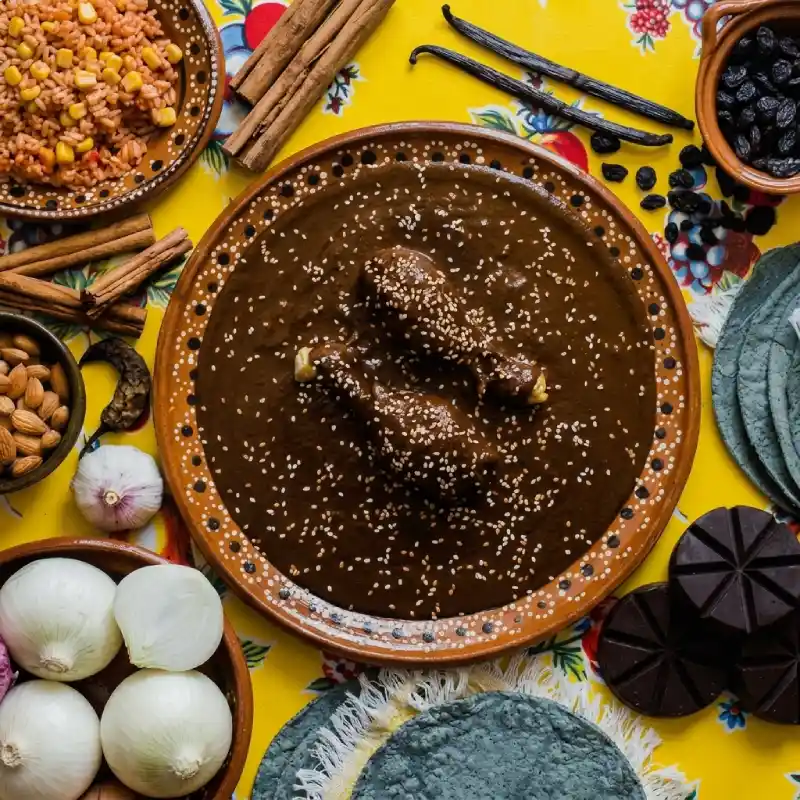 Platillo estrella de Mole Totonaco con acentos de Vainilla acompañado de tortillas azul hechas a mano e ingredientes tradicionales en Restaurante Nakú, ícono gastronómico del Alma Totonaca en Explora Veracruz.