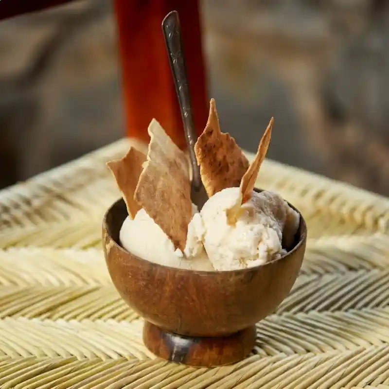 Helado artesanal de Vainilla de Papantla servido en tazón artesanal de madera con galletas crujientes en Restaurante Nakú, postre insignia del Alma Totonaca en Explora Veracruz.