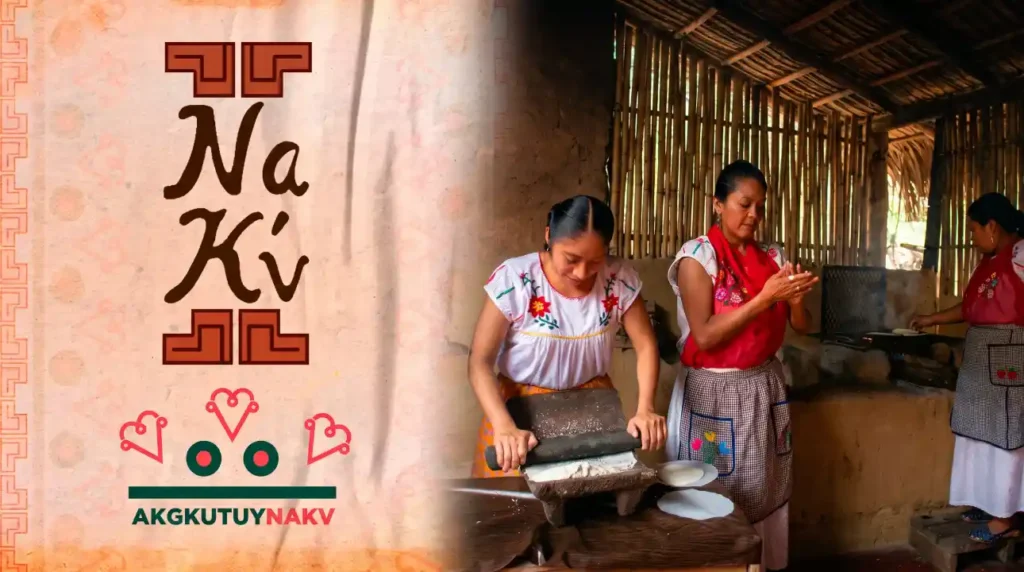 Mujeres de Humo y cocineras tradicionales preparando tortillas hechas a mano en metate para Restaurante Nakú, representante del Alma Totonaca en Explora Veracruz.