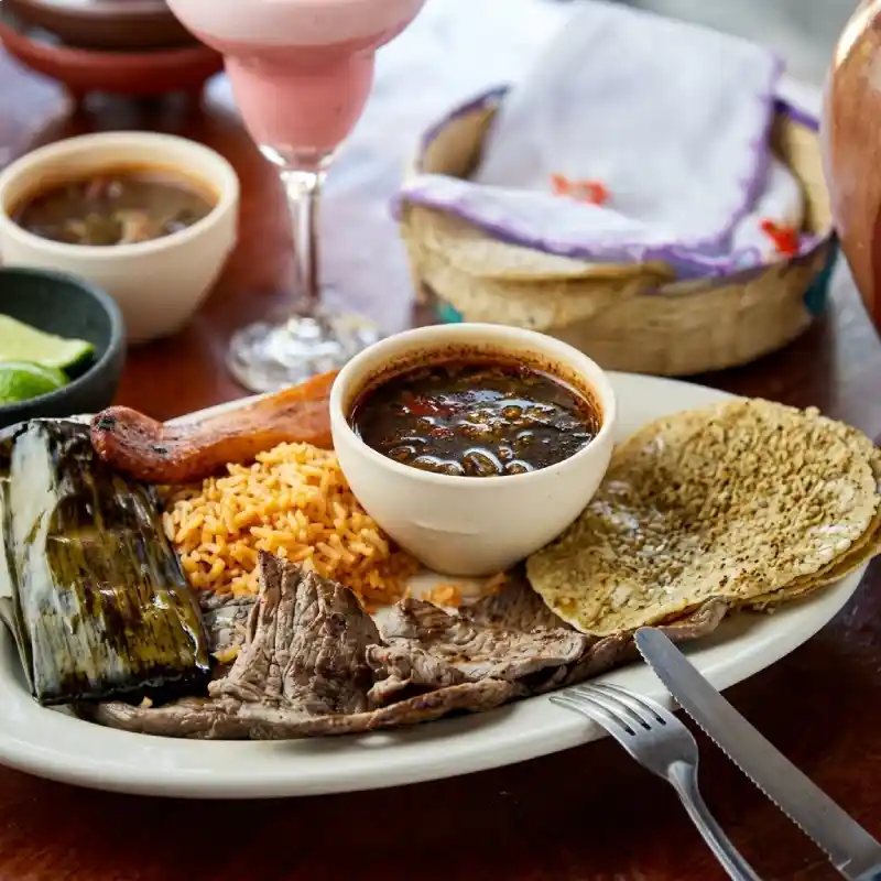 Platillo de carne asada acompañado de empipianadas totonacas, tamal en hoja de plátano, arroz y frijoles en Restaurante Nakú, gastronomía del Alma Totonaca en Explora Veracruz.