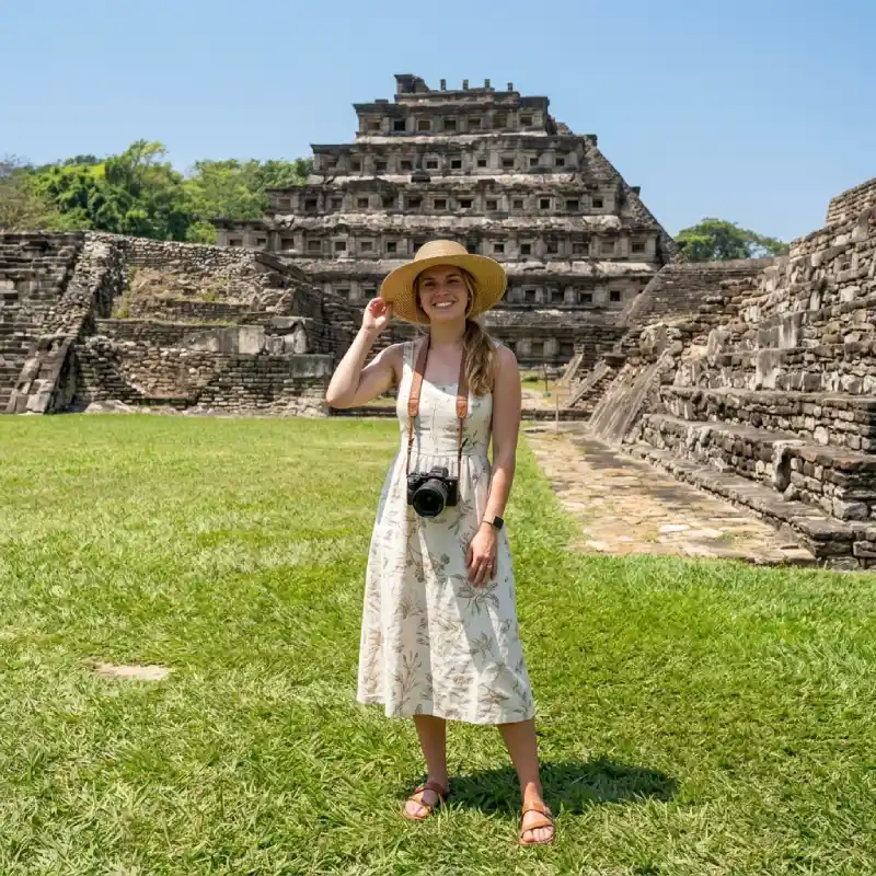 Turista frente a la Pirámide de los Nichos en la Zona Arqueológica El Tajín cerca del Hotel Tajín en Papantla Veracruz.